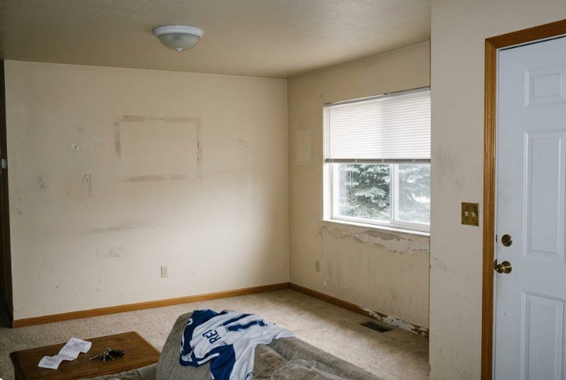 unpainted, dated walls in a Salt Lake City home before residential 
painting